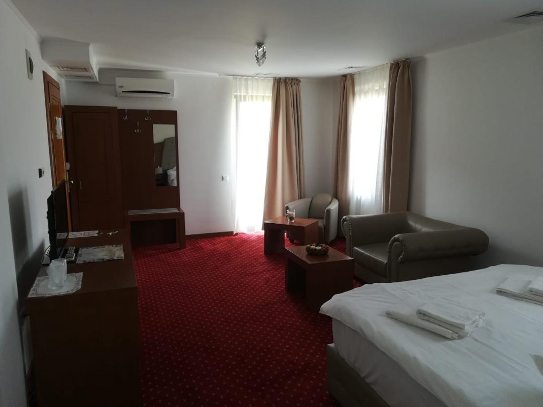 Hotel Dennis Mediaş Eksteriør billede