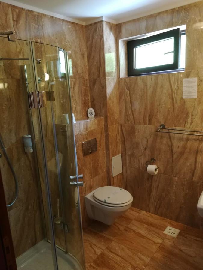 Hotel Dennis Mediaş Eksteriør billede