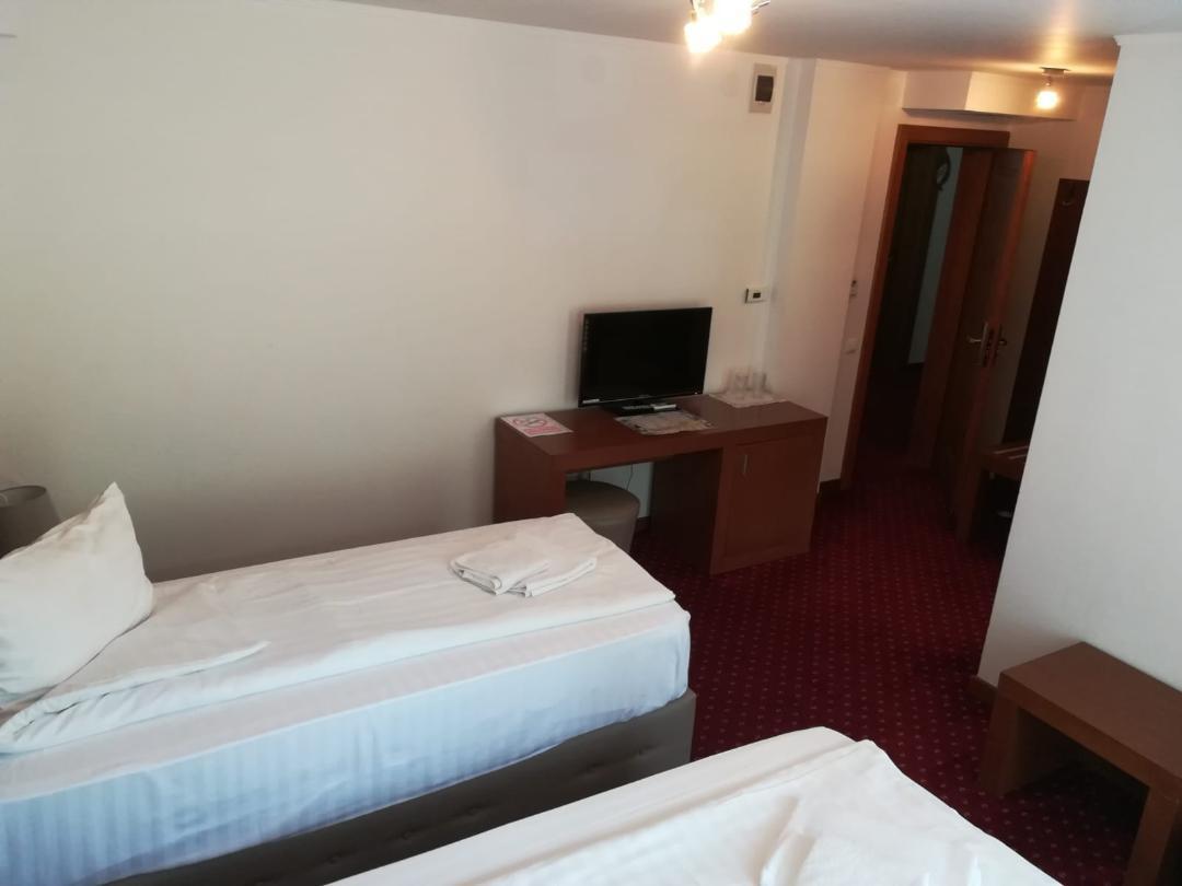 Hotel Dennis Mediaş Eksteriør billede