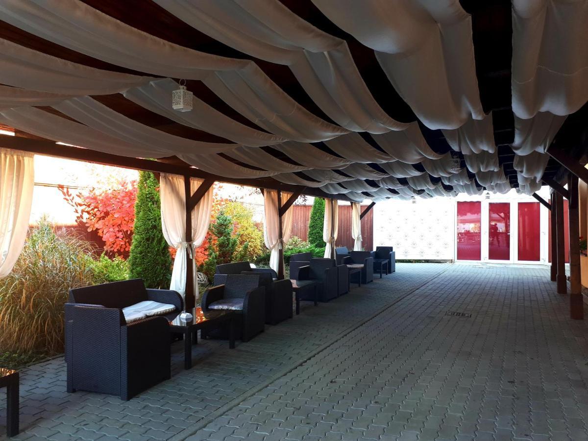 Hotel Dennis Mediaş Eksteriør billede